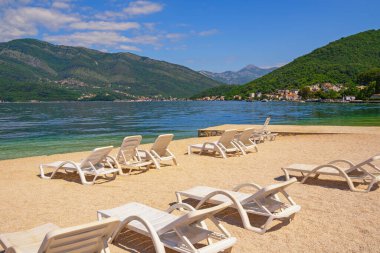 Güzel Akdeniz manzarası. Güneşli sahil tatili. Karadağ, Kotor Körfezi manzaralı, Tivat