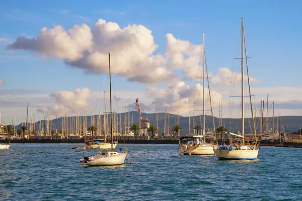 Güzel bir kış Akdeniz manzarası. Karadağ, Adriyatik Denizi. Tivat kenti ve Porto Karadağ marinası yakınlarındaki Kotor Körfezi manzarası