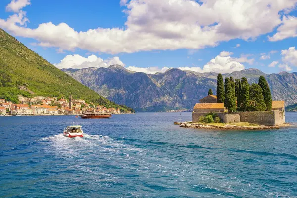 Güzel bir yaz Akdeniz manzarası. Karadağ, Adriyatik Denizi. Kotor Körfezi manzarası, St. George Adası Antik Benedikt manastırı ve Perast kasabası