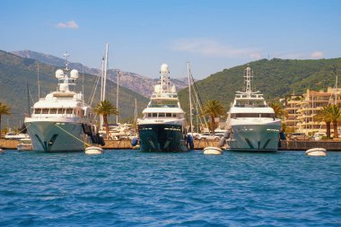 Tivat, Karadağ - Haziran 01 2025: Güzel Akdeniz manzarası. Karadağ, Kotor Körfezi. Porto Karadağ yat limanındaki Tivat kenti ve yatlarının manzarası