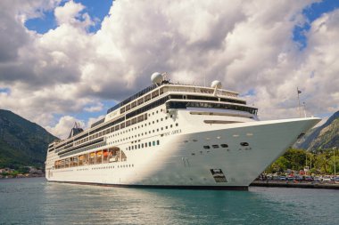 Kotor, Karadağ - 18 Mayıs 2025: Kotor kenti, Karadağ, Kotor Körfezi 'ndeki MSC LIRICA yolcu gemisi