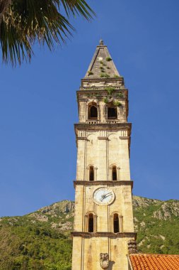 Dini mimari. Karadağ, Perast kasabası. Aziz Niklas kilisesinin çan kulesinin mavi gökyüzüne karşı görüntüsü