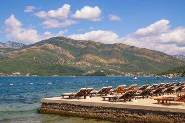 Yaz Akdeniz manzarası. Karadağ, Adriyatik Denizi ve Tivat kenti yakınlarındaki Kotor Körfezi manzarası