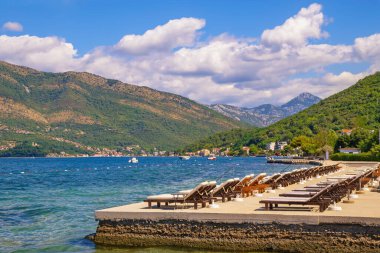 Güzel bir yaz Akdeniz manzarası. Karadağ, Adriyatik Denizi, Tivat kenti yakınlarındaki Kotor Körfezi manzarası. Plaj tatili