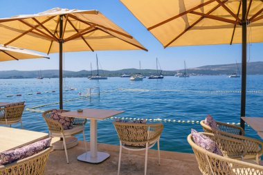 Yaz tatili. Karadağ, Adriyatik Denizi, Kotor Körfezi. Tivat şehrinin setinde küçük bir kafe.