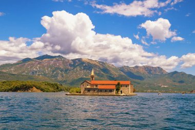 Güzel bir yaz Akdeniz manzarası. Karadağ. Kotor Körfezi manzarası ve Meryem Ana 'nın adası.