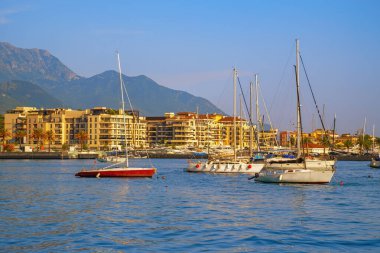 Güzel bir yaz Akdeniz manzarası. Sakin güneşli bir günde Tivat 'ın denizden manzarası. Karadağ, Adriyatik Denizi, Kotor Körfezi