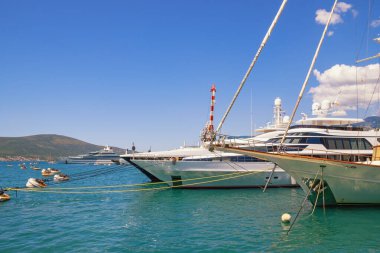 Tivat, Karadağ - 11 Temmuz 2025: Güzel Akdeniz manzarası. Karadağ, Kotor Körfezi. Tivat 'ta Porto Karadağ yat marinası manzarası