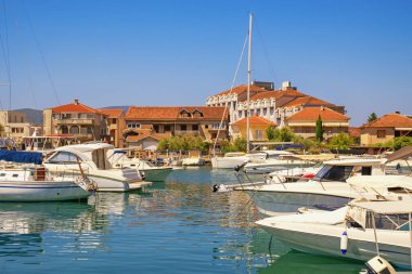 Güneşli bir günde güzel bir Akdeniz manzarası. Limanda balıkçı tekneleri ve yelkenliler. Karadağ, Kotor Körfezi, Tivat kentinde marina Kalimanj