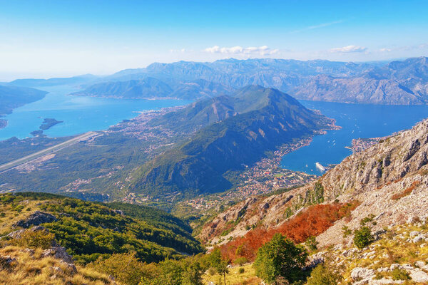 Красивый осенний средиземноморский пейзаж. Монтенегро. Вид на залив Котор и гору Врмач - гору между городом Тиват и городом Котор