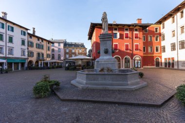 Cividale, İtalya - 31 Ekim 2022 Paolo Diacono Meydanı, Cividale del Friuli