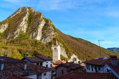 Gemona İtalya _ 06 Ekim 2022 Gemona del Friuli 'nin arka planında çan kulesi olan katedralin manzarası
