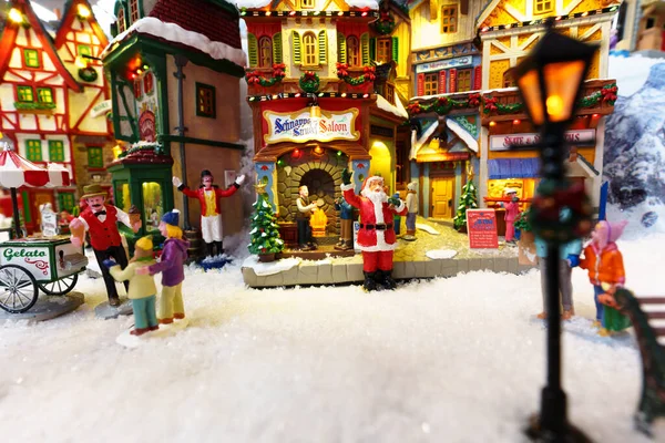 冬の村のジオラマ クリスマス イブの雪の通り サンタクロースとの生活シーン 選択的フォーカス ウディネイタリア_2022年11月16日 — ストック写真