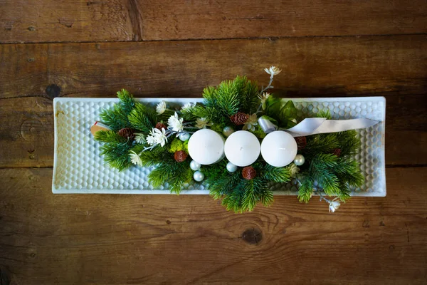 木製のテーブルのクリスマスの中心的な装飾 上からの眺め — ストック写真