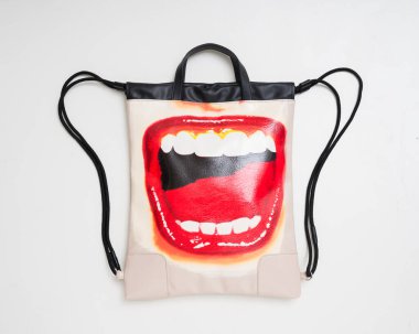 Sırt çantası ve ağzı açık bir şekil. İzole edilmiş beyaz arka plan. Udine İtalya _ 16 Kasım 2022