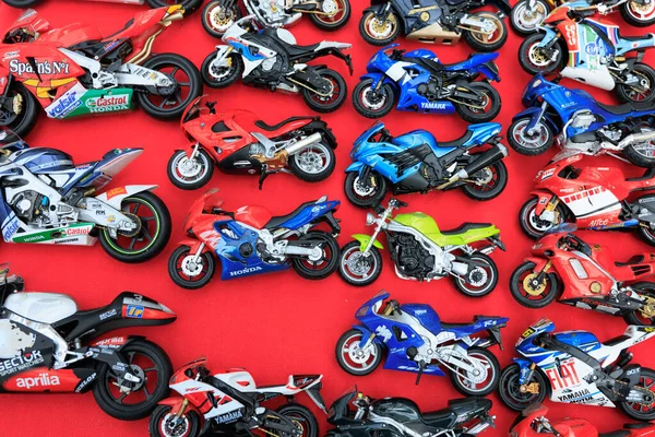 在自然光下 在红色桌子上收集五彩缤纷的摩托车 2022年10月4日 意大利帕尔马 — 图库照片