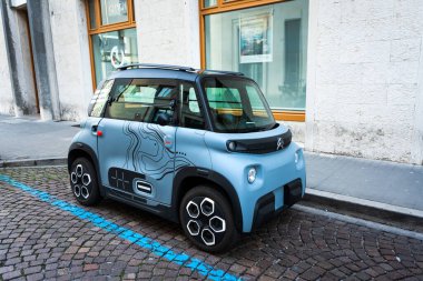 Citroen ami elektrikli araba ön ve yan görüş. Udine İtalya _ 28 Ocak 2023