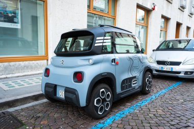 Citroen ami elektrikli araba geri ve yan görüş. Udine İtalya _ 28 Ocak 2023