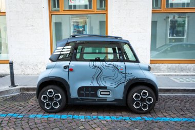 Citroen ami araba elektrikli yan görüş. Udine İtalya _ 28 Ocak 2023