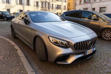 Mercedes AMG 's 63 V biturbo önden görüş. Udine İtalya _ 05 Mart 2023