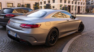 Mercedes AMG 'nin 63 V biturbo dikiz aynası. Udine İtalya _ 05 Mart 2023