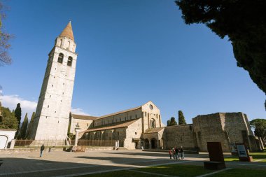 Aquileia 'daki Santa Maria Assunta Bazilikası. Vaftizin manzarası, Friuli. Aquileia Italy _ 11 Mart 2023