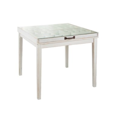 Kare tahta masa, çekmece ve cam kapaklı. izole edilmiş beyaz arkaplan