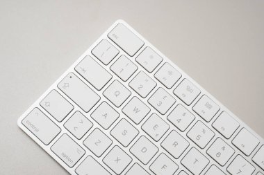 Gri arkaplanda alüminyum bilgisayar klavye detayı