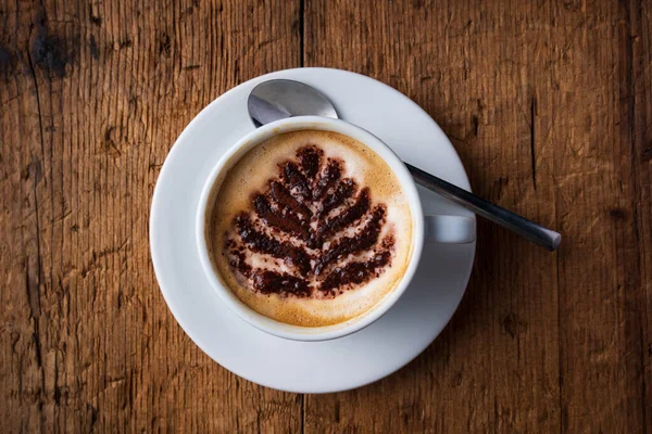 Kakao Kalpli Kapuçino Karanlık Arka Plan Latte Sanat Kahvesi — Stok fotoğraf