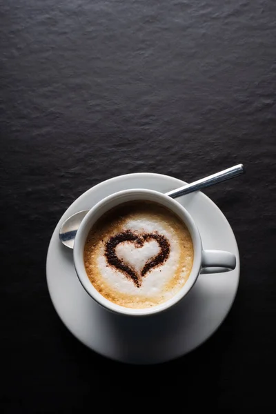 Kakao Kalpli Bir Fincan Kahve Koyu Arkaplan Latte Sanat Kahvesi — Stok fotoğraf