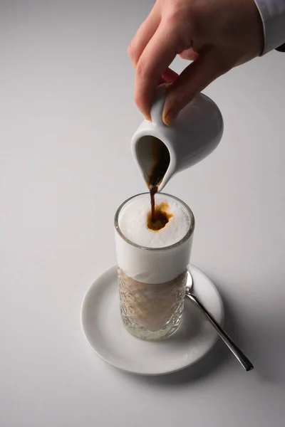 Kahveyi Süt Bardağına Dök — Stok fotoğraf