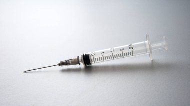 Beyaz arkaplanda boş şırınga