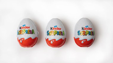 Beyaz arka planda daha yumuşak çikolatalı yumurtalar. Udine İtalya _ 04 Nisan 2023