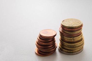 Makro, bir yığın avro senti. Seçici odaklanma. Beyaz arkaplan