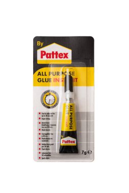 Beyaz arka planda patteks marka yapıştırıcı tüpü. Udine İtalya _ 05 Nisan 2023