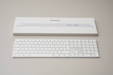 Açık gri arka planda paketli Apple marka sihirli klavye. Udine İtalya _ 05 Nisan 2023