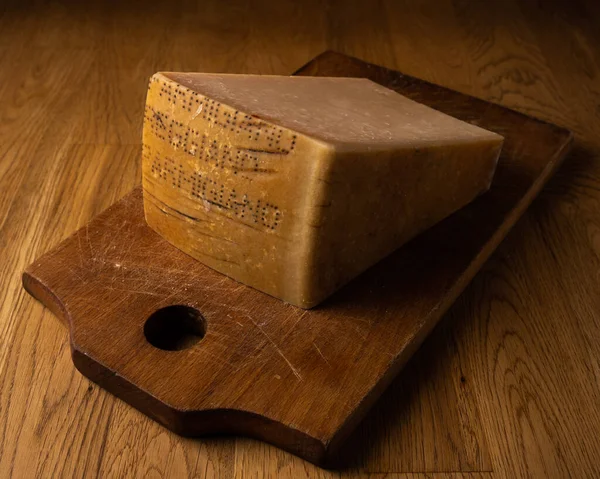まな板の上にあるパルメザンチーズ — ストック写真