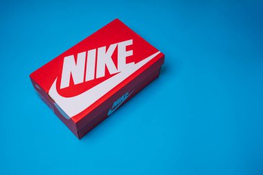 Açık mavi arka planda Nike damgalı kırmızı ayakkabı kutusu. Udine İtalya _ 24 Nisan 2023