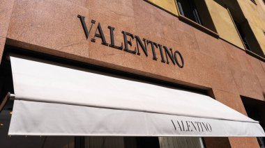 İspanya, Barselona - 3 Mayıs 2023: Valentino mağazasının önündeki tabela.