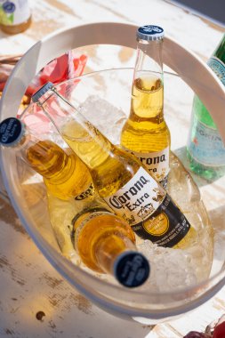 Udine İtalya _ 29 Nisan 2023 Corona bira şişeleri ve buz kovası