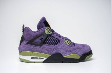 Beyaz arka planda Air Jordan 4 süet retro spor ayakkabısı. Udine İtalya _ 9 Mayıs 2023