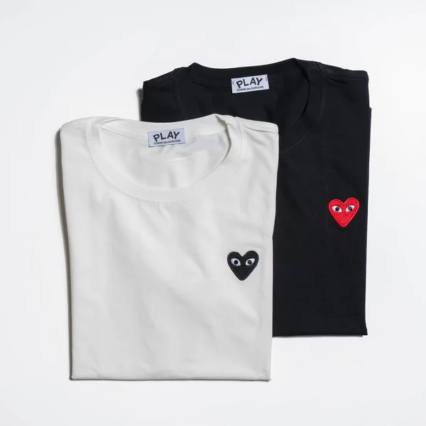 Svarta Och Vita Shirts Med Play Varumärke Logotyp Vit Bakgrund — Stockfoto