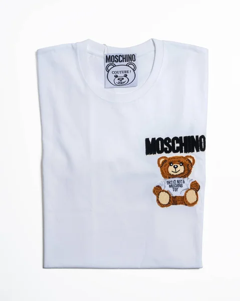 Moschino Varumärke Vit Shirt Vit Bakgrund Udine Italien Maj 2023 — Stockfoto