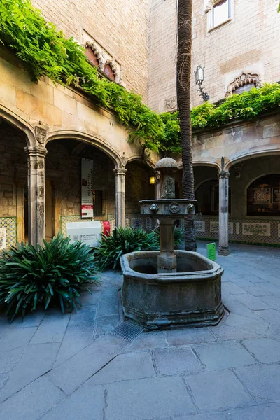 Fontaine Dans Patio Casa Ardiaca Barcelone Espagne Barcelone Mai 2023 — Photo