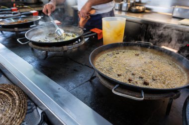 Paella hazırlama tipik İspanyol yemeği.