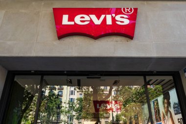 İspanya, Barselona - 3 Mayıs 2023: Levi 's marka tabelası