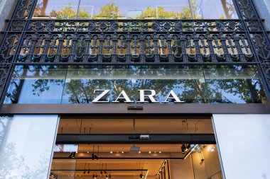 İspanya, Barselona - 3 Mayıs 2023: Dükkan penceresinin üzerindeki Zara marka tabelası