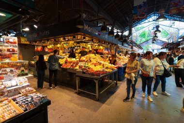 Barcelona 'daki La Boqueria pazarının tezgahları. İspanya, Barselona - 3 Mayıs 2023