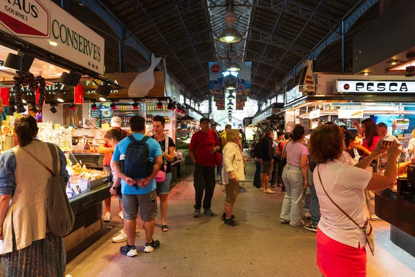 Barcelona 'daki La Boqueria pazarının tezgahları. İspanya, Barselona - 3 Mayıs 2023