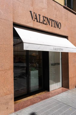 İspanya, Barselona - 3 Mayıs 2023: Vitrinin üzerindeki Valentino markası